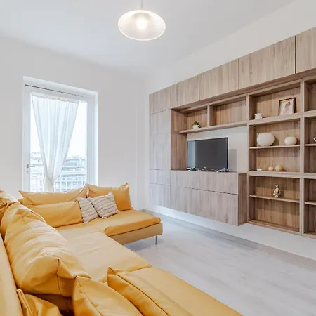 Guesthost - Cenisia Roomy X6 - With Balcony